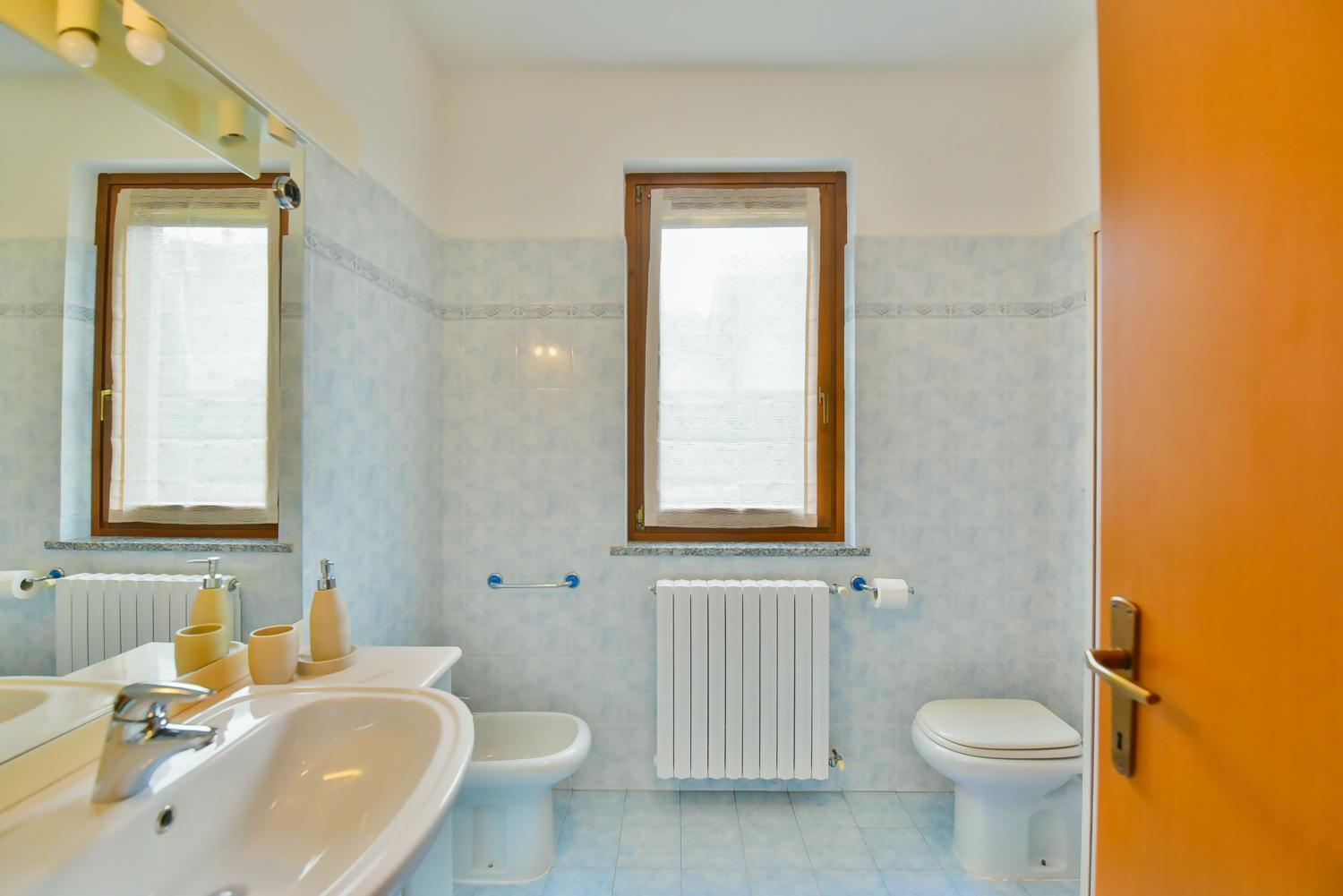 Jane E Jolie Holiday Home Private Swimming Pool Valbrona Bagian luar foto